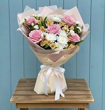 Букет цветов из:  Гвоздики, Орхидеи и Розы в Спасске Кемеровской области