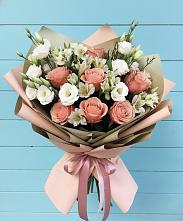 Букет цветов из:  Розы, Альстромерии и Лизиантусы в Спасске Кемеровской области