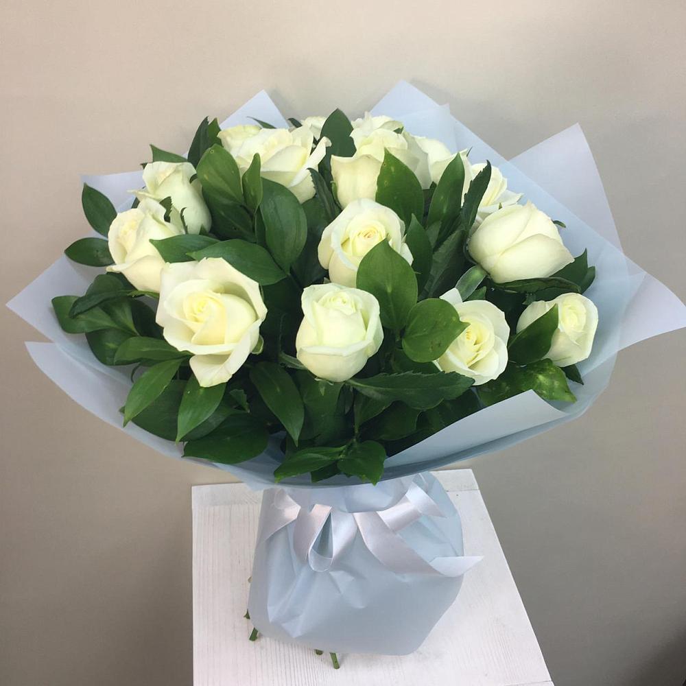 Букет 15 Белых роз Проуд в Спасске Кемеровской области