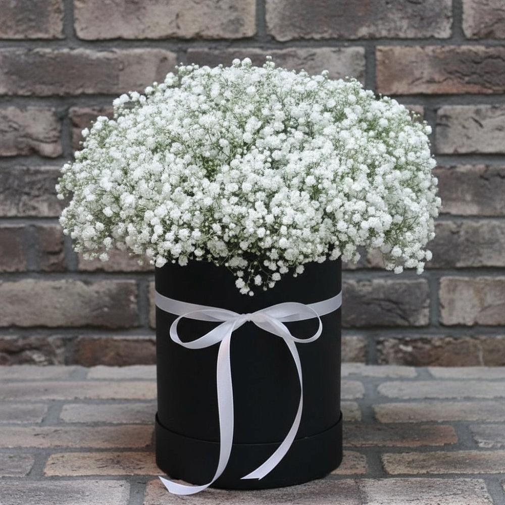 Цветочная композиция из Гипсофила в шляпной коробке в Спасске Кемеровской области