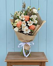 Букет цветов из:  Альстромерии, Лизиантусы, Розы и Хризантемы в Спасске Кемеровской области