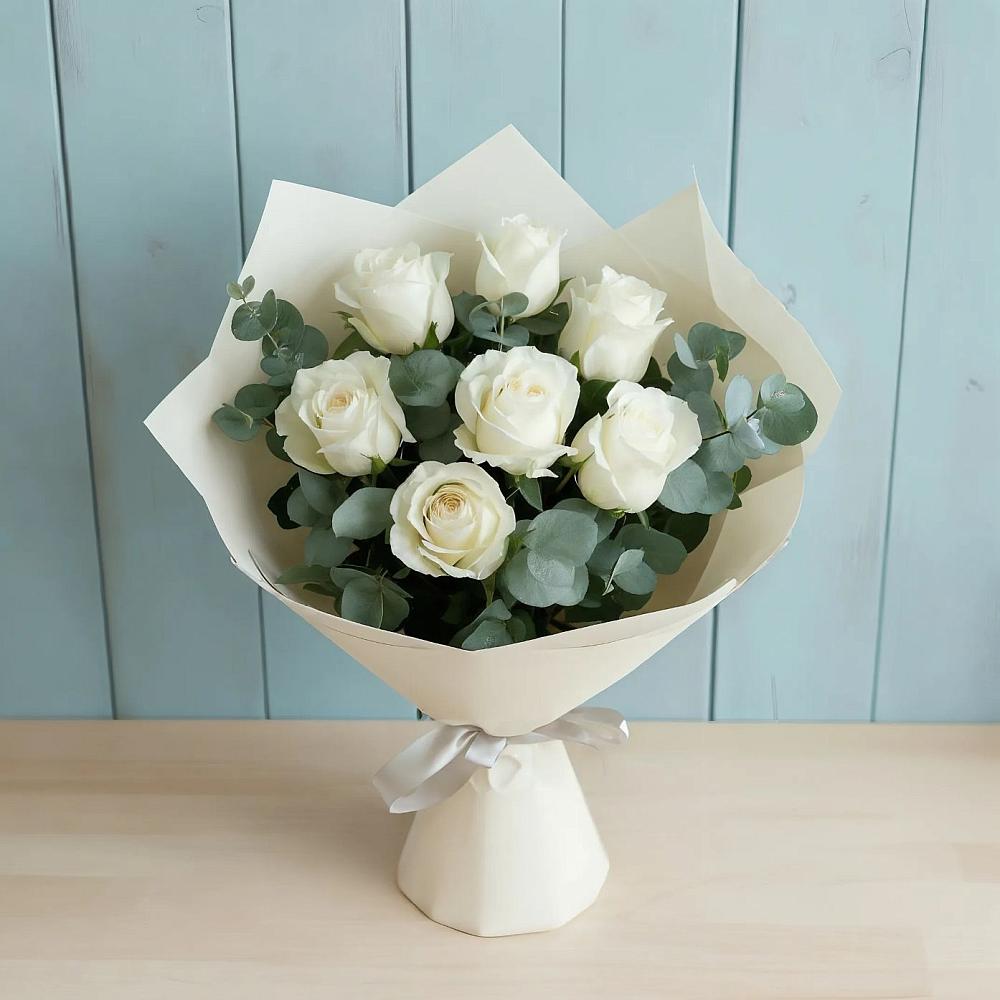 Букет Белые розы в Эвкалипте в Спасске Кемеровской области