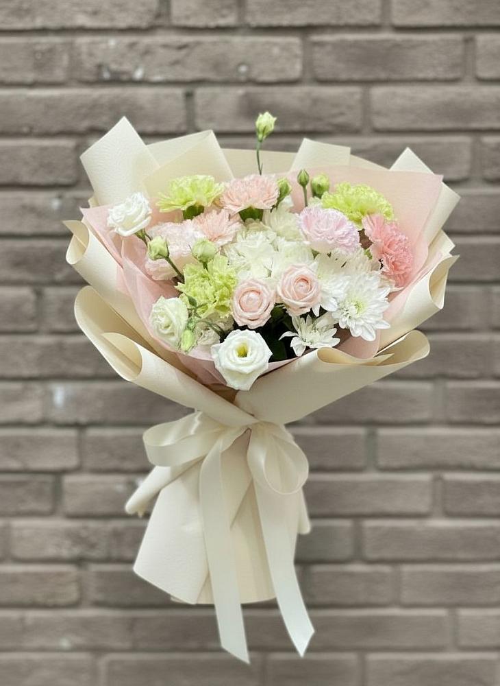 Букет цветов из: Гвоздики, Розы, Лизиантусы и Хризантемы в Спасске Кемеровской области