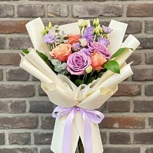 Букет цветов из:  Лизиантусы и Розы в Спасске Кемеровской области