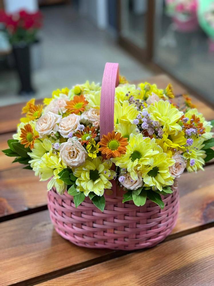 Цветочная композиция из Хризантемы и Розы в корзине в Спасске Кемеровской области