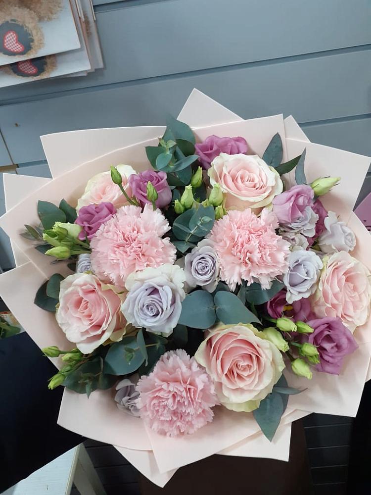 Букет цветов из: Розы, Гвоздики и Лизиантусы в Спасске Кемеровской области